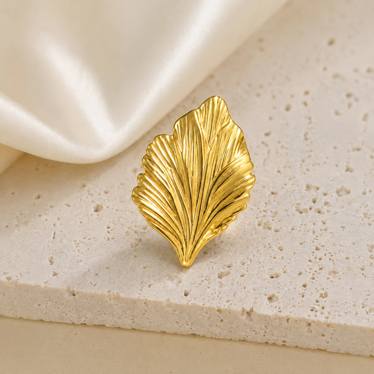 18K Gold Plated Elegant Petal Waterproof Ring - Image 2