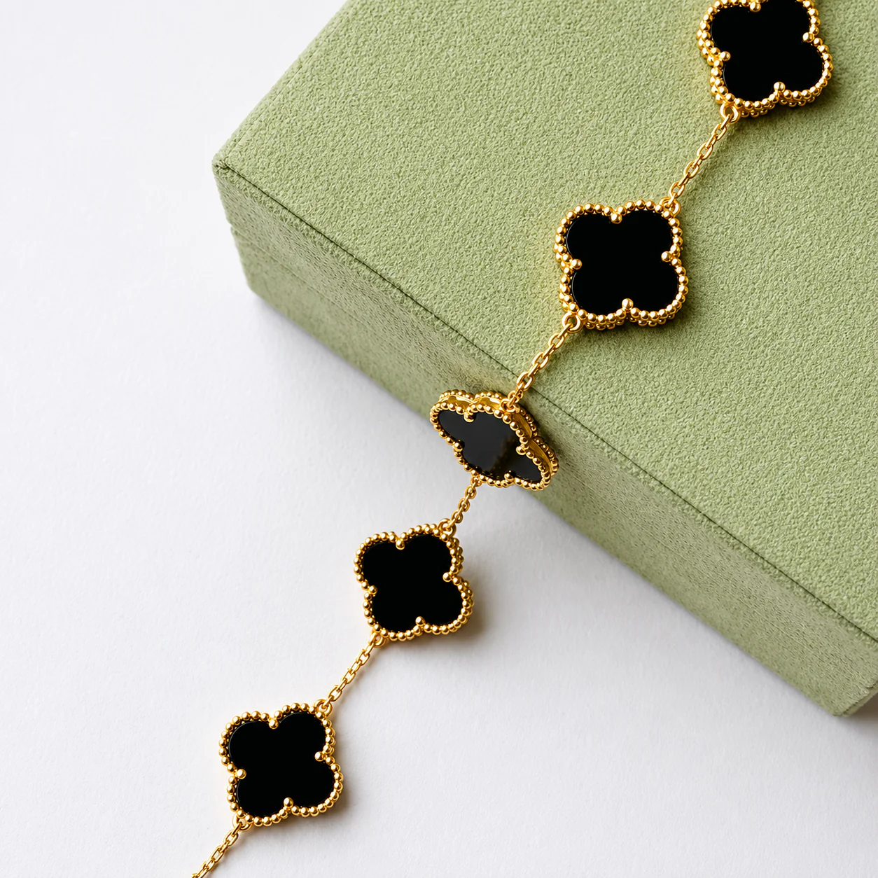 Anti Tarnish Black Clover Flower Bracelet