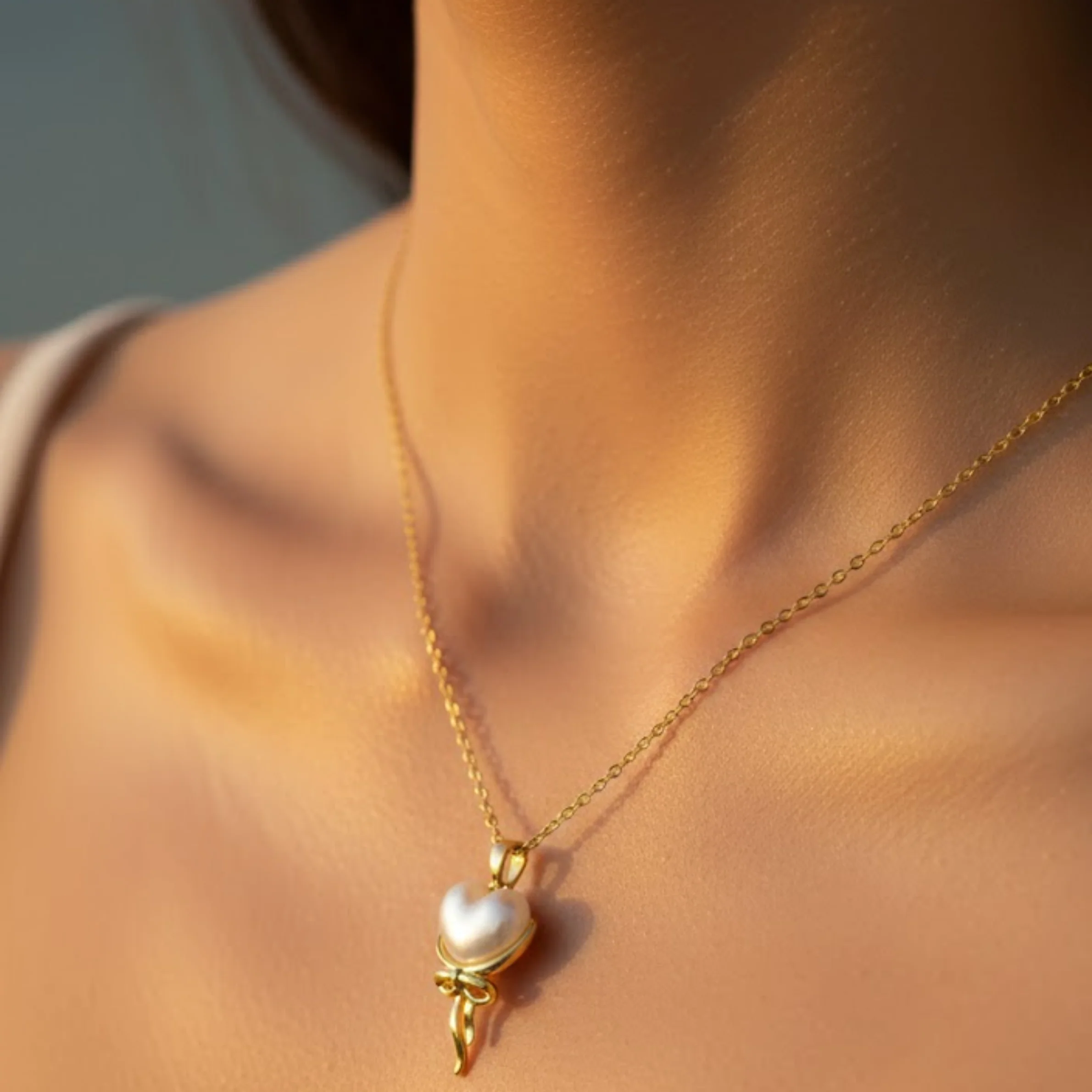 Delicate gold necklace with pearl heart - Image 2