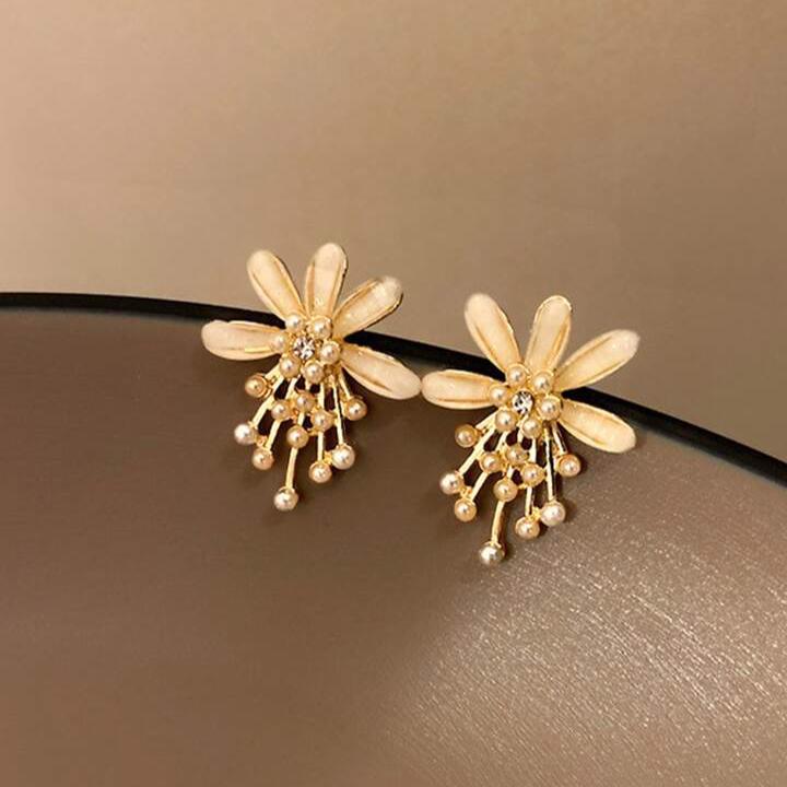 Flowery Glow Golden Earring - Image 3