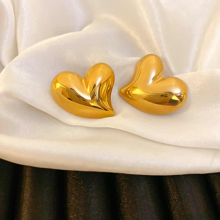 Melting Heart Golden Stud Earring - Image 4