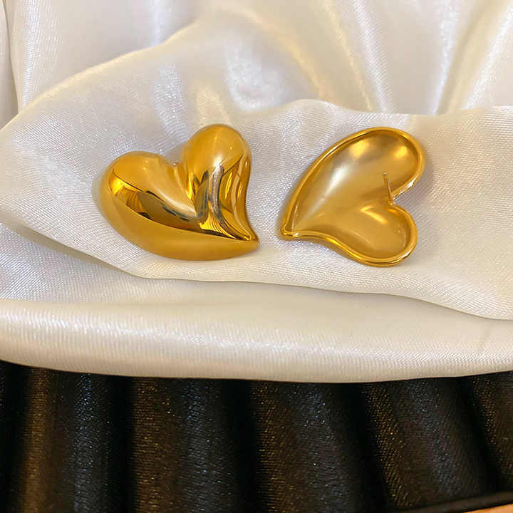 Melting Heart Golden Stud Earring - Image 8