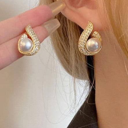 Pearl White Stud Earring - Image 4