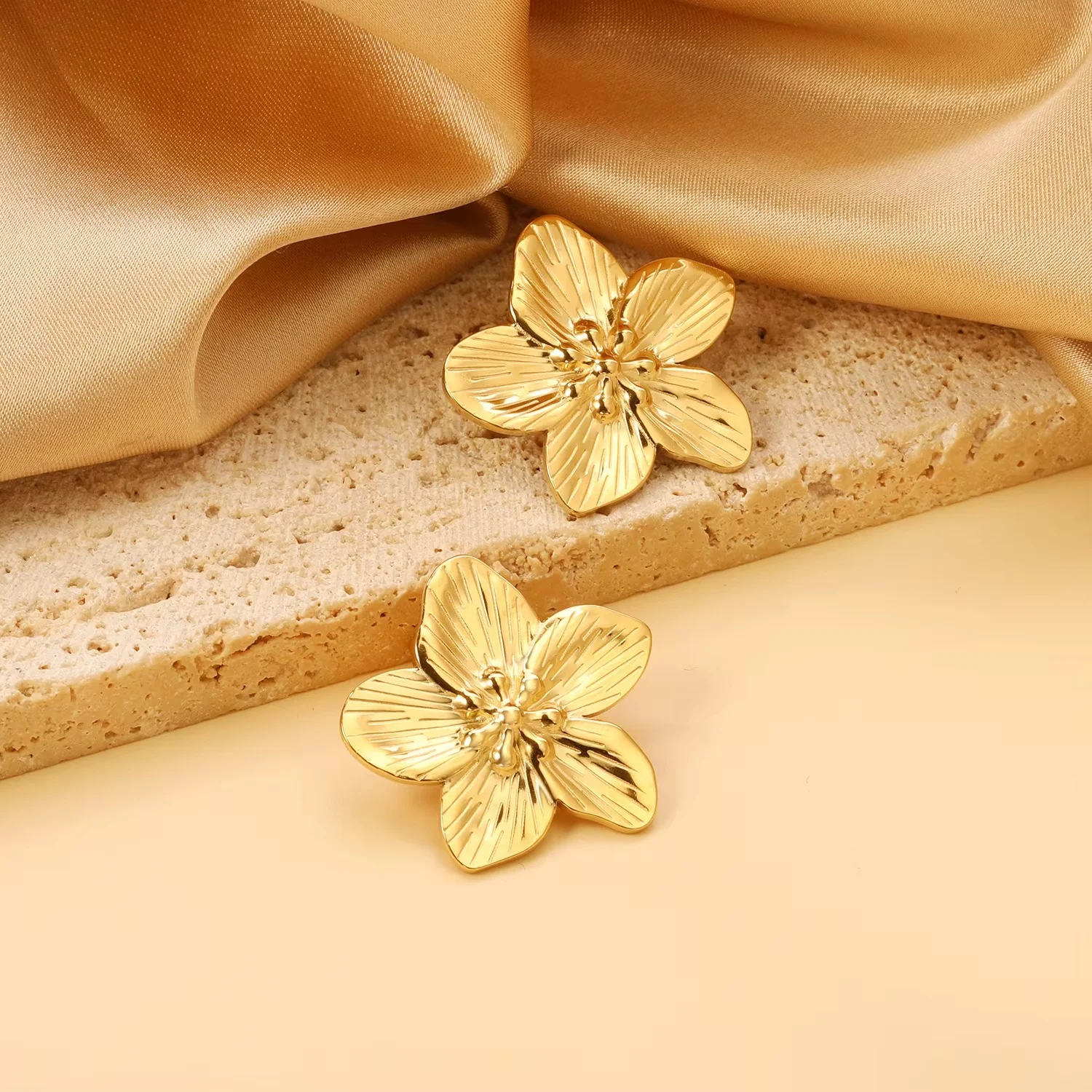 Stainless Steel Waterproof Flower Classic Vintage Earring - Image 2